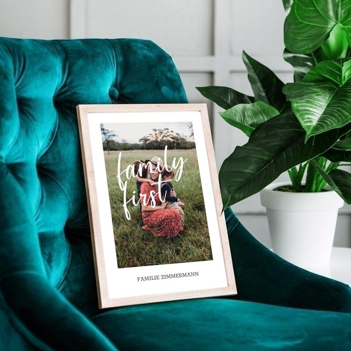 Familienposter Family First | personalisierbares Poster mit Bild & Familienname | Geschenk für Familie, Jahrestag, Valentinstag, Hausbau & Richtfest