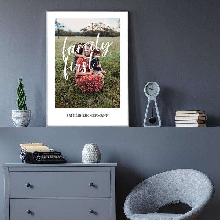 Familienposter Family First | personalisierbares Poster mit Bild & Familienname | Geschenk für Familie, Jahrestag, Valentinstag, Hausbau & Richtfest