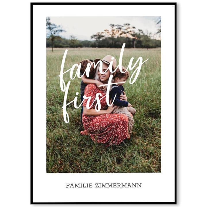 Familienposter Family First | personalisierbares Poster mit Bild & Familienname | Geschenk für Familie, Jahrestag, Valentinstag, Hausbau & Richtfest