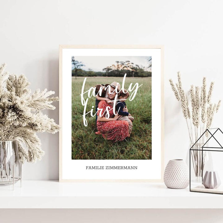 Familienposter Family First | personalisierbares Poster mit Bild & Familienname | Geschenk für Familie, Jahrestag, Valentinstag, Hausbau & Richtfest