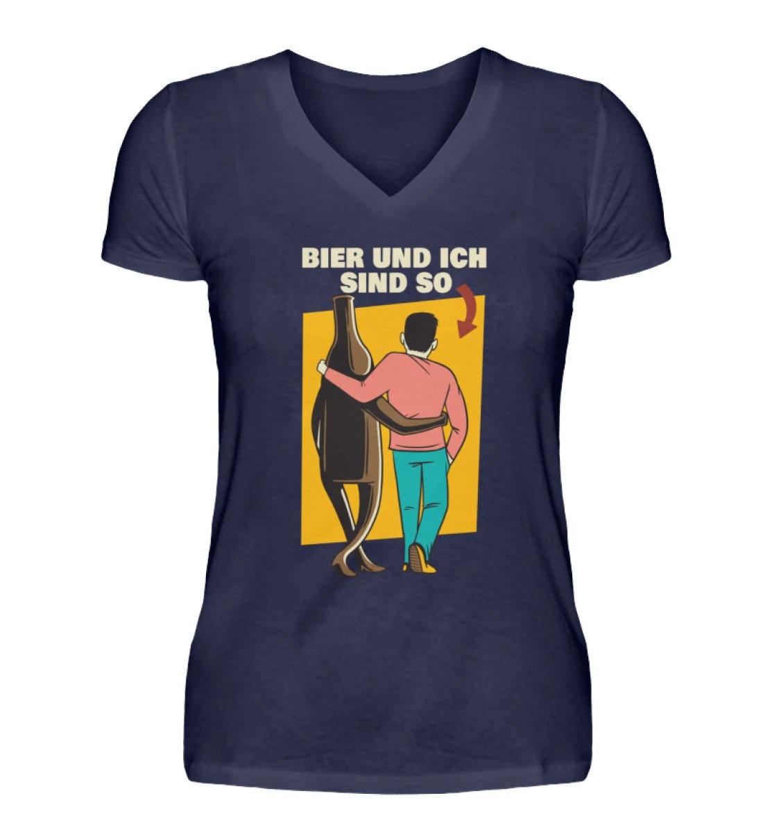 Bier und ich sind so - Words on Shirts - V-Neck Damenshirt