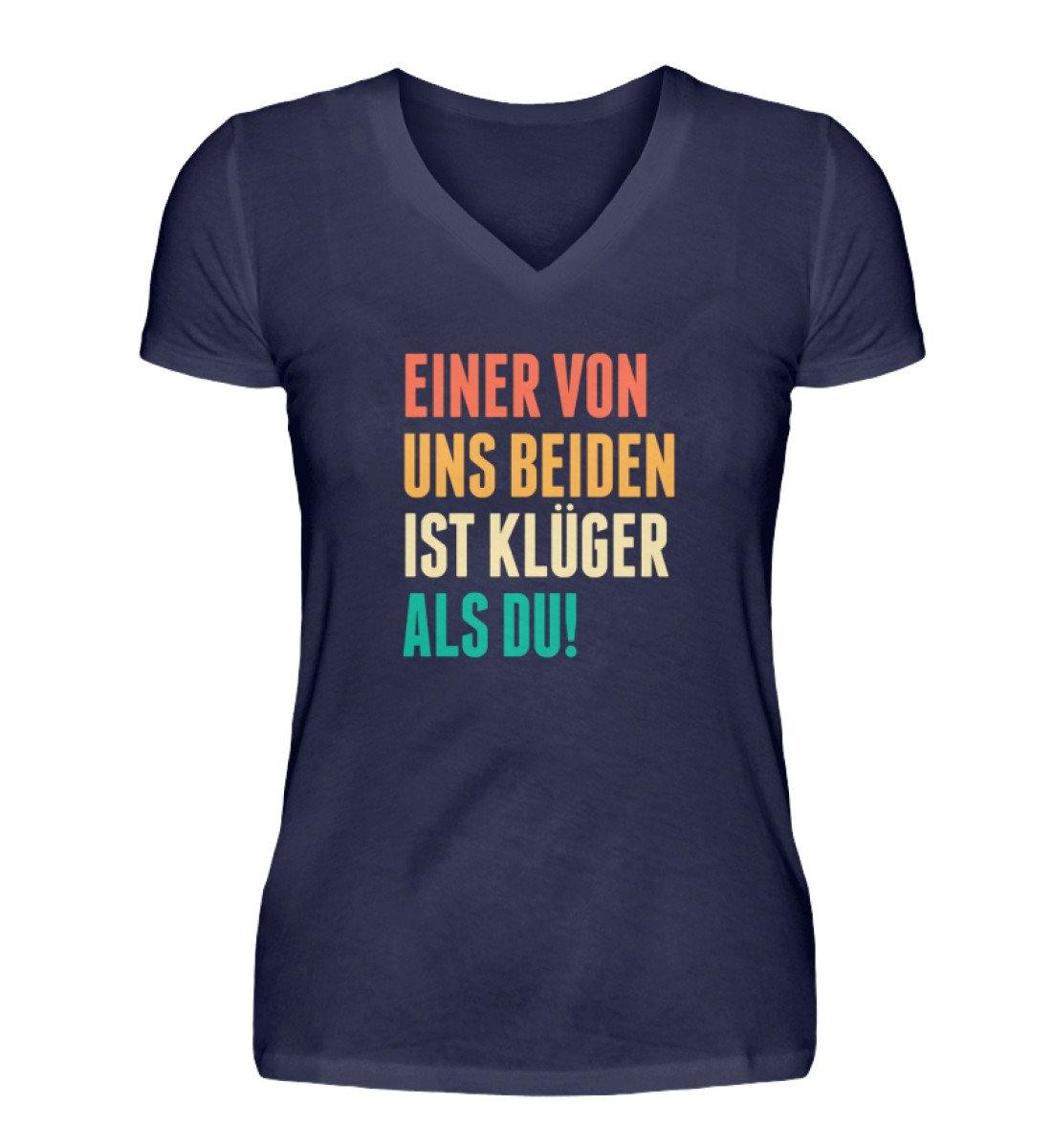 Einer von uns beiden ist klüger als du! - Words on Shirts - V-Neck Damenshirt