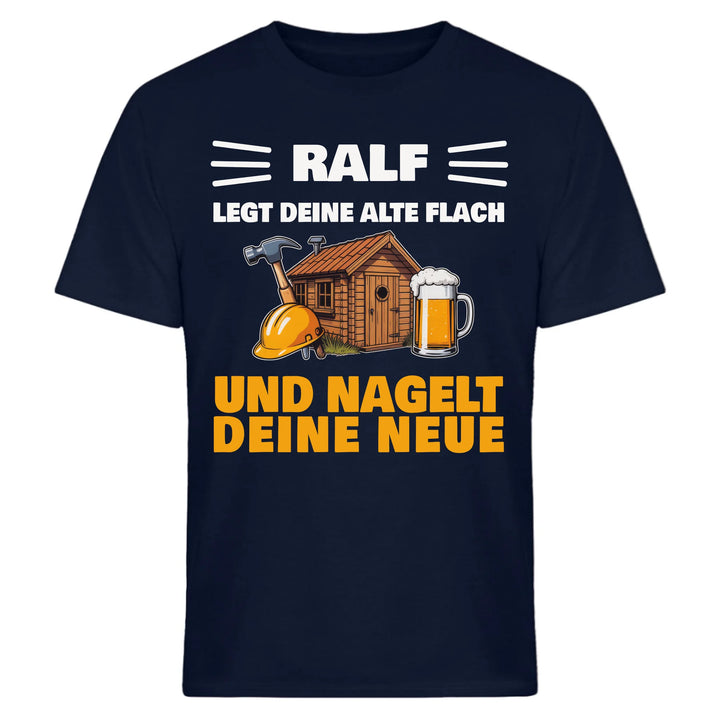 ...legt deine Alte flach und Nagelt deine Neue - personalisierbar mit Name - Malle T-Shirt