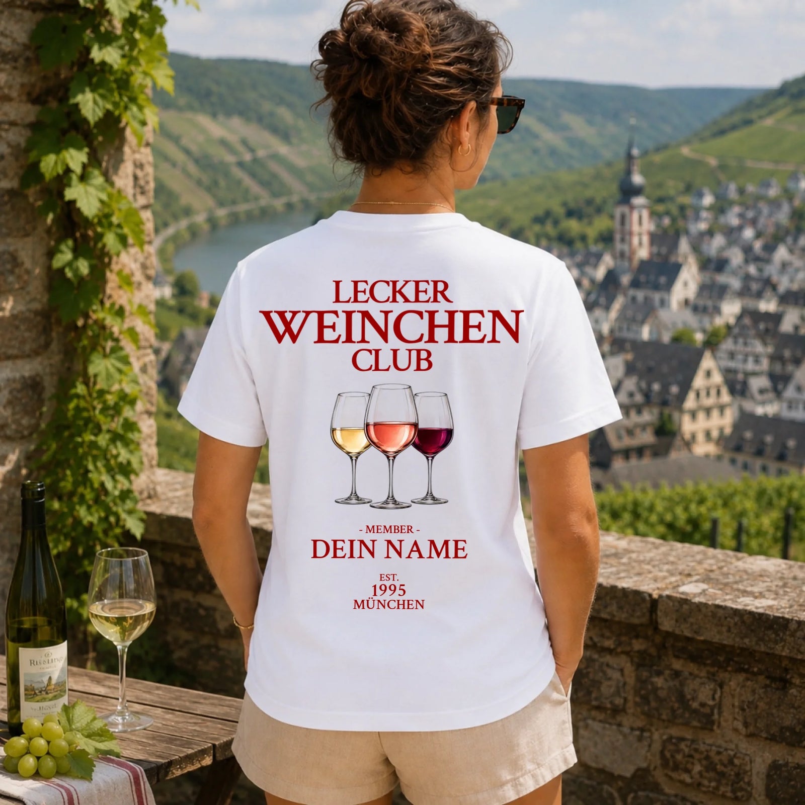 Frau im personalisierten Weinchen-Club-Shirt mit Blick auf die Weinberge