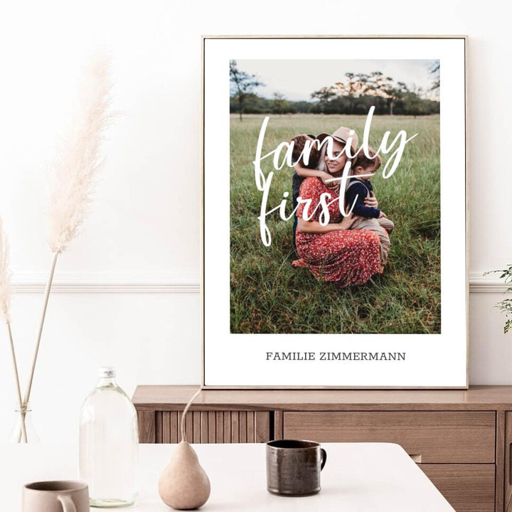 Familienposter Family First | personalisierbares Poster mit Bild & Familienname | Geschenk für Familie, Jahrestag, Valentinstag, Hausbau & Richtfest