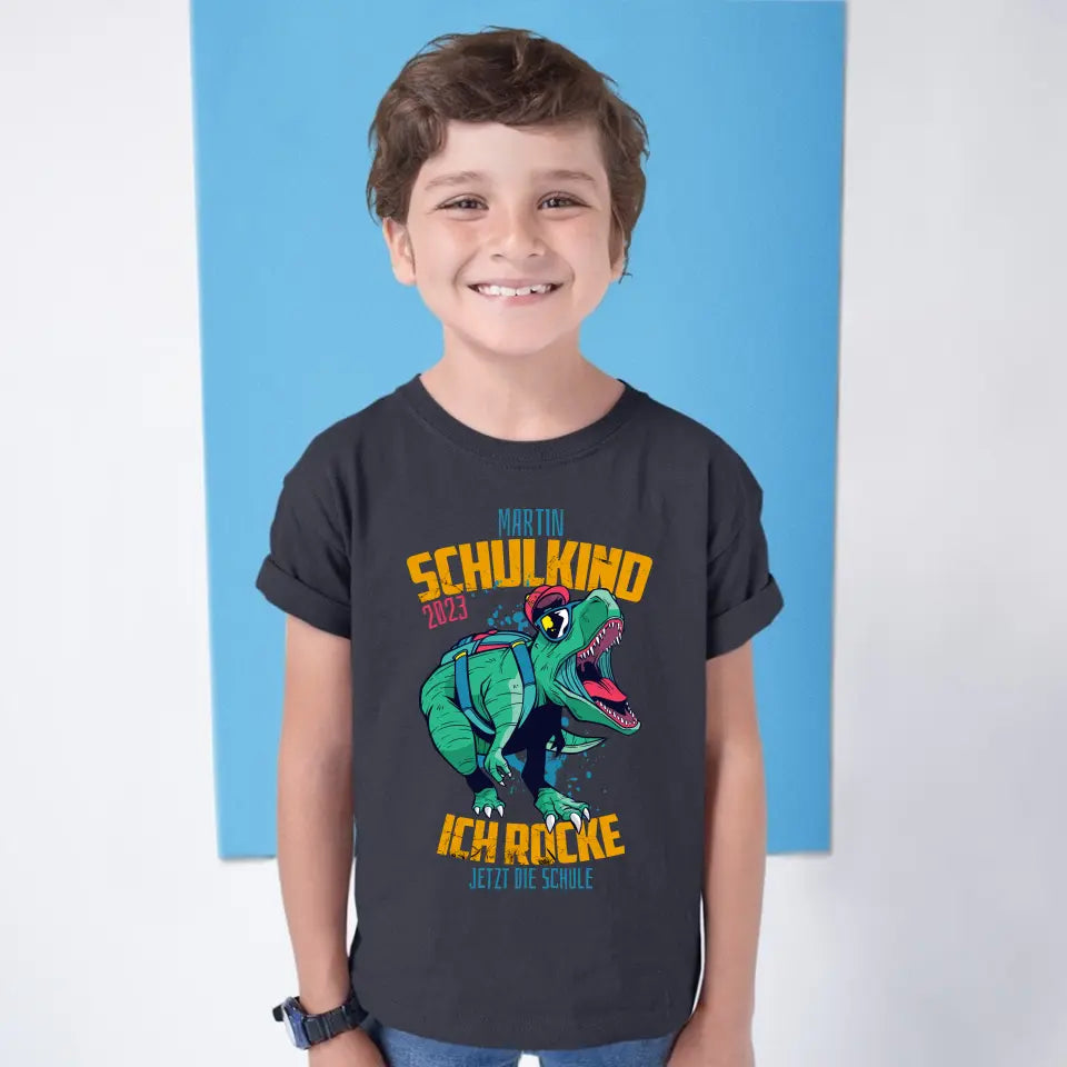 Ich rocke jetzt die Schule - Dino - Schulkind 2023 - Wunschname - Name individuell - Einschulung T-Shirt 2023