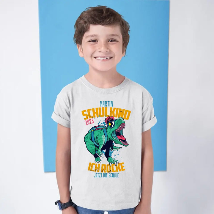 Ich rocke jetzt die Schule - Dino - Schulkind 2023 - Wunschname - Name individuell - Einschulung T-Shirt 2023