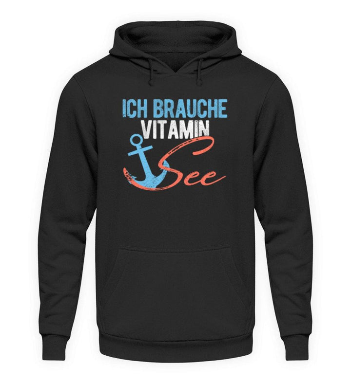 Vitamin See - Norddeutsch   - Unisex Kapuzenpullover Hoodie - Words on Shirts Sag es mit dem Mittelfinger Shirts Hoodies Sweatshirt Taschen Gymsack Spruch Sprüche Statement