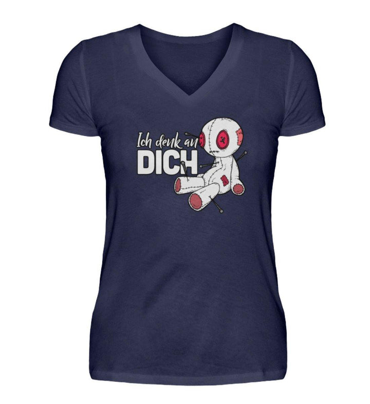 Ich Denk An Dich - Voodoo Puppe  - V-Neck Damenshirt - Words on Shirts Sag es mit dem Mittelfinger Shirts Hoodies Sweatshirt Taschen Gymsack Spruch Sprüche Statement